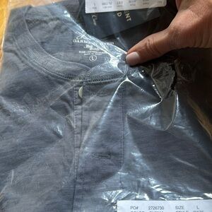 J.Crew men’s garment died slub cotton yarn tea. Long sleeve. Size large.